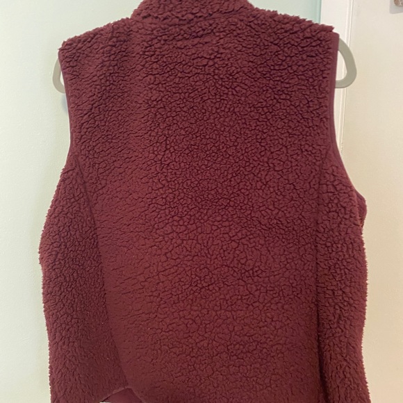 Amazon Essentials burgundy fuzzy fleece vest. Size XL - Picture 2 of 7